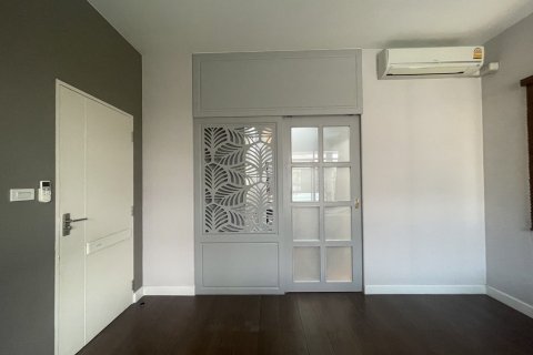 House in Bang Kaeo, Thailand 4 bedrooms № 147884 - photo 8