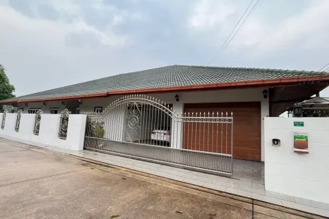 House in Pattaya, Thailand 5 bedrooms № 211722
