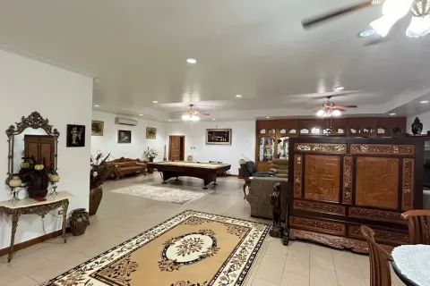 Casa de 5 dormitorios en Pattaya, Tailandia № 211722 - foto 3