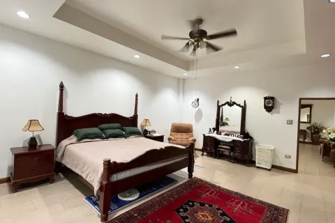 Casa de 5 dormitorios en Pattaya, Tailandia № 211722 - foto 4