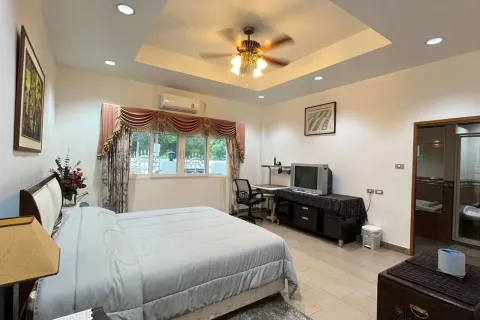 Casa de 5 dormitorios en Pattaya, Tailandia № 211722 - foto 9