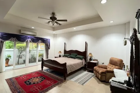 Casa de 5 dormitorios en Pattaya, Tailandia № 211722 - foto 5
