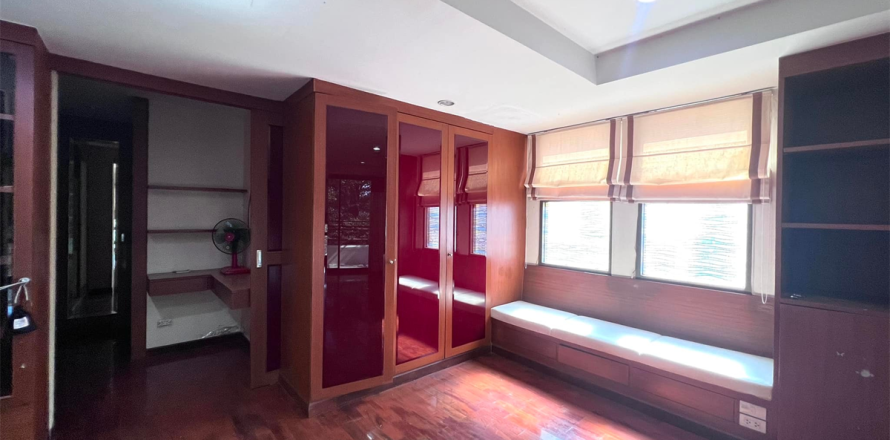 Townhouse in Bangkok, Thailand 4 bedrooms № 189554