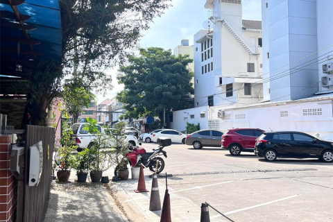 Townhouse in Bangkok, Thailand 4 bedrooms № 189555 - photo 6