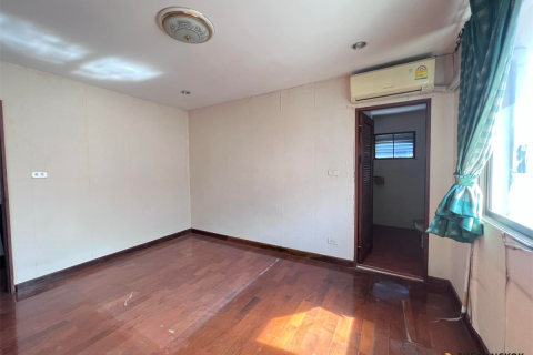 Townhouse in Bangkok, Thailand 4 bedrooms № 189555 - photo 5