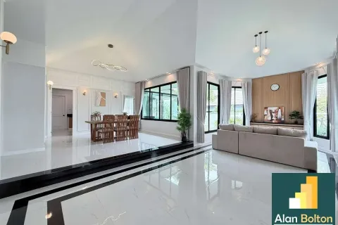 Casa de 4 dormitorios en Pattaya, Tailandia № 210797 - foto 5