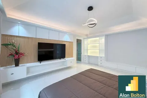 Casa de 4 dormitorios en Pattaya, Tailandia № 210797 - foto 12