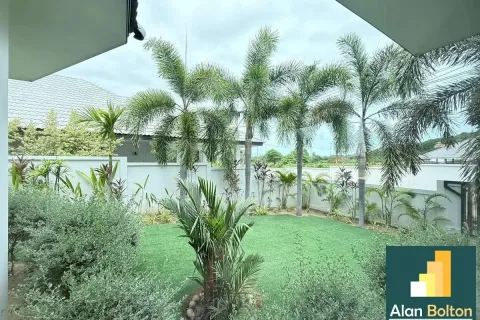 Casa de 4 dormitorios en Pattaya, Tailandia № 210797 - foto 4