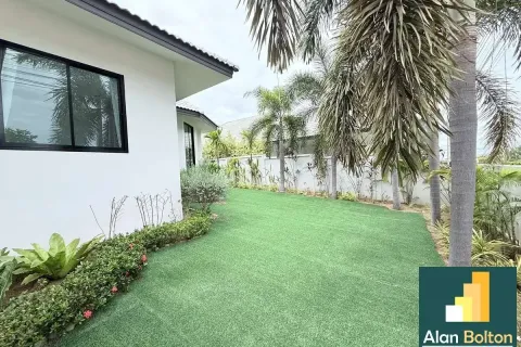 Casa de 4 dormitorios en Pattaya, Tailandia № 210797 - foto 3