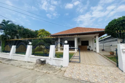 House in Pattaya, Thailand 3 bedrooms № 155639 - photo 1