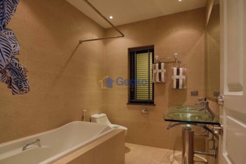 House in Pattaya, Thailand 2 bedrooms № 196943 - photo 12