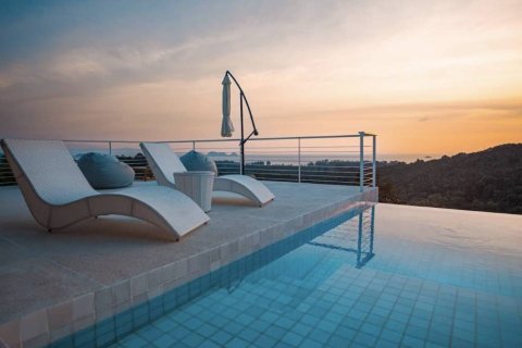 Villa in Surat Thani, Thailand 4 bedrooms № 153813 - photo 1