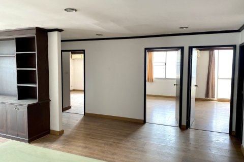 Condo in Watthana, Bangkok, Thailand, 3 bedrooms  № 161130 - photo 2