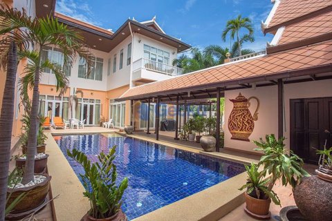 House in Pattaya, Thailand 6 bedrooms № 197236