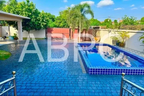 Casa de 5 dormitorios en Pattaya, Tailandia № 211984 - foto 3