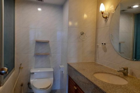 Studio in the Condo in Khlong Toei, Bangkok, Thailand  № 162031 - photo 6