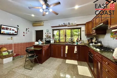 Casa de 6 dormitorios en Pattaya, Tailandia № 212699 - foto 4