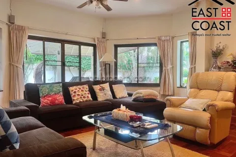 Casa de 6 dormitorios en Pattaya, Tailandia № 212699 - foto 3