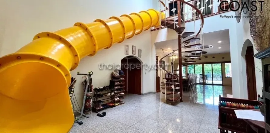 Casa de 6 dormitorios en Pattaya, Tailandia № 212699
