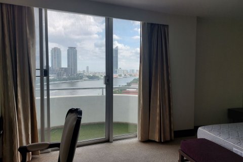 Condo in Khlong San, Bangkok, Thailand, 2 bedrooms  № 134001 - photo 17