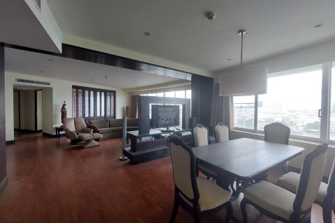 Condo in Khlong San, Bangkok, Thailand, 2 bedrooms  № 134001 - photo 1