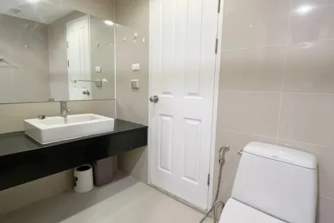 Condo in Huai Khwang, Bangkok, Thailand, 3 bedrooms № 164589 - photo 4