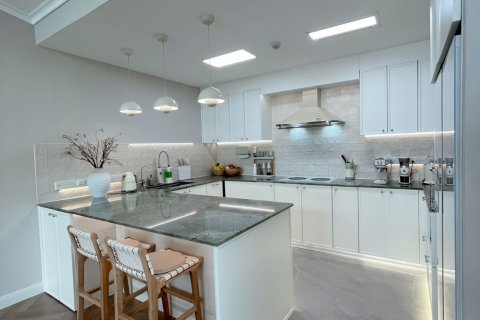 Condo in Bangkok, Thailand, 3 bedrooms  № 171499 - photo 5