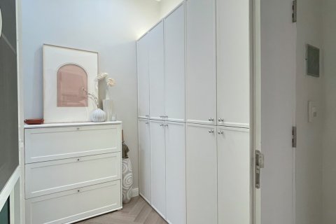 Condo in Bangkok, Thailand, 3 bedrooms  № 171499 - photo 13