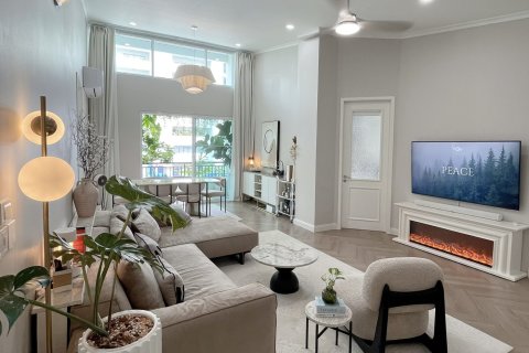 Condo in Bangkok, Thailand, 3 bedrooms  № 171499 - photo 3