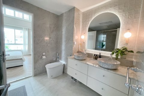 Condo in Bangkok, Thailand, 3 bedrooms  № 171499 - photo 15