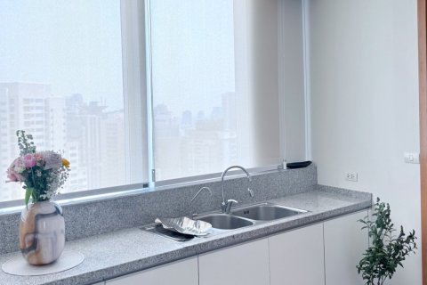 Condo in Bangkok, Thailand, 3 bedrooms  № 171498 - photo 8