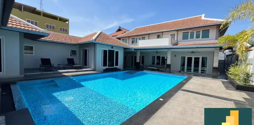 Casa de 4 dormitorios en Pattaya, Tailandia № 211439