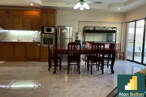 Casa de 4 dormitorios en Jomtien Beach, Pattaya, Tailandia № 211441 - foto 3