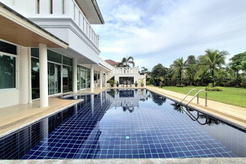 Villa in Pattaya, Thailand 5 bedrooms № 171858 - photo 5