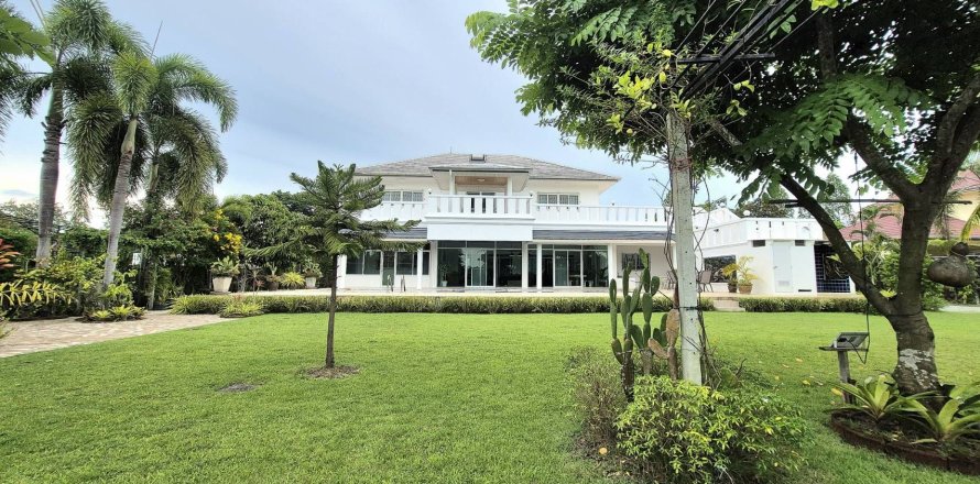 Villa in Pattaya, Thailand 5 bedrooms № 171858