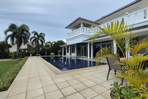 Villa in Pattaya, Thailand 5 bedrooms № 171858 - photo 2