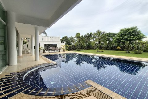 Villa in Pattaya, Thailand 5 bedrooms № 171858 - photo 6