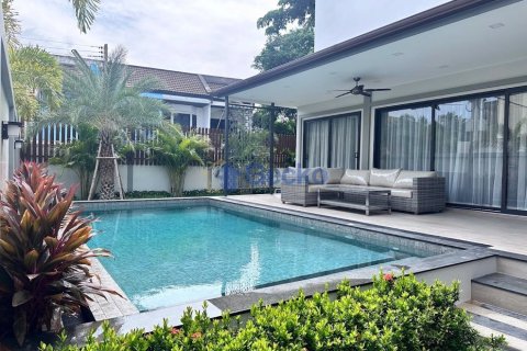House in Pattaya, Thailand 4 bedrooms № 196255
