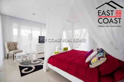 Casa de 4 dormitorios en Pattaya, Tailandia № 213937 - foto 15