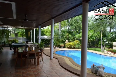 Casa de 4 dormitorios en Pattaya, Tailandia № 213941 - foto 2