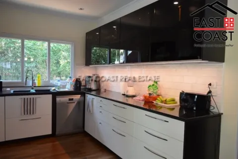 Casa de 4 dormitorios en Pattaya, Tailandia № 213941 - foto 14