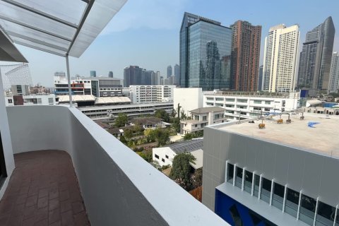 Condo in Watthana, Bangkok, Thailand, 3 bedrooms  № 200942 - photo 6