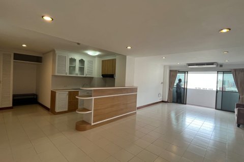 Condo in Watthana, Bangkok, Thailand, 3 bedrooms  № 200942 - photo 11