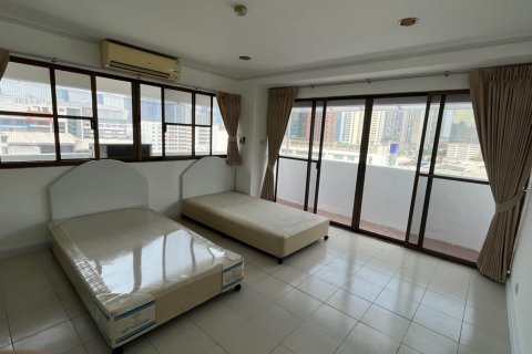 Condo in Watthana, Bangkok, Thailand, 3 bedrooms  № 200942 - photo 4