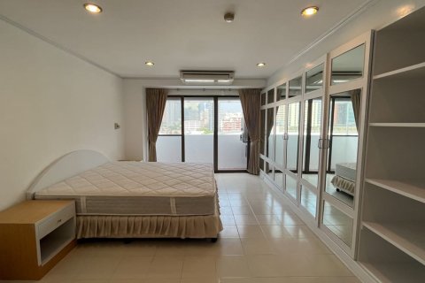 Condo in Watthana, Bangkok, Thailand, 3 bedrooms  № 200942 - photo 15