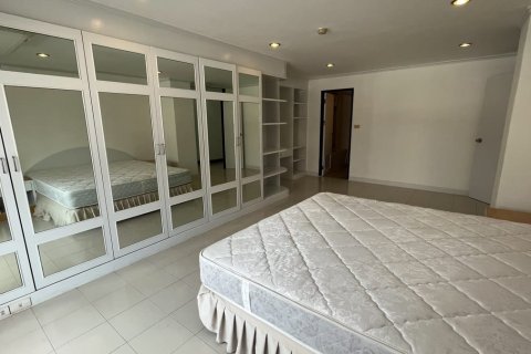 Condo in Watthana, Bangkok, Thailand, 3 bedrooms  № 200942 - photo 14