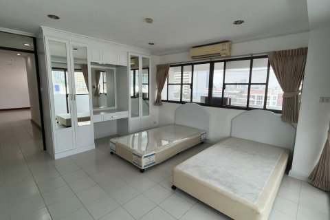 Condo in Watthana, Bangkok, Thailand, 3 bedrooms  № 200942 - photo 3