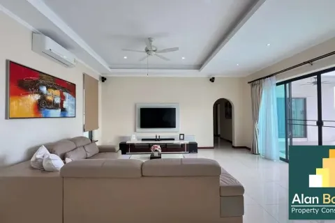 Casa de 4 dormitorios en Pattaya, Tailandia № 210468 - foto 14