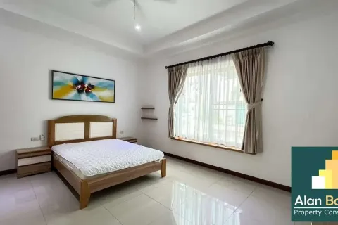 Casa de 4 dormitorios en Pattaya, Tailandia № 210468 - foto 13