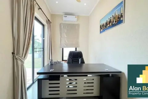 Casa de 4 dormitorios en Pattaya, Tailandia № 210468 - foto 7